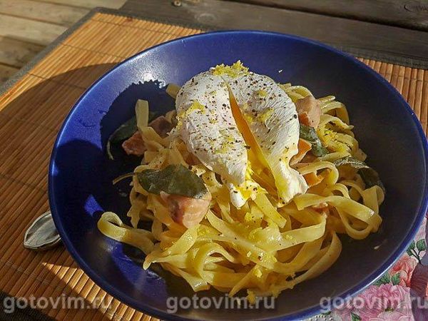 Паста із сьомгою, шавлією, вершками та яйцем-пашот. Фотографія рецепта