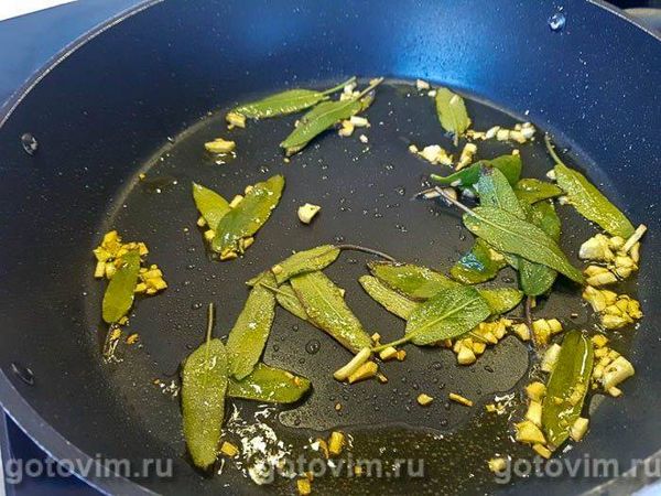 Паста із сьомгою, шавлією, вершками та яйцем-пашот, Крок 04