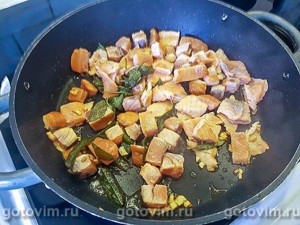 Паста з сьомгою, шавлією, вершками і яйцем-пашот, Крок 05