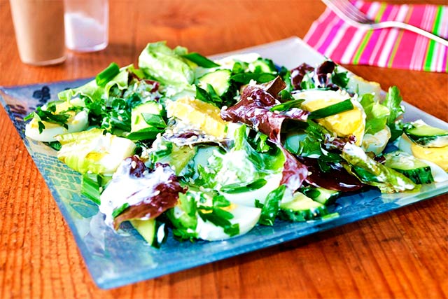 До яких страв пасує салат з зеленню